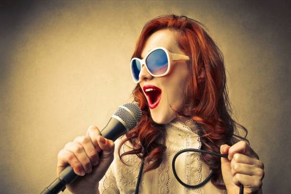 Chansons populaires à parodier pour un anniversaire inoubliable